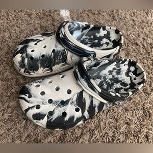 CROCS Monochrome Patterned Clogs